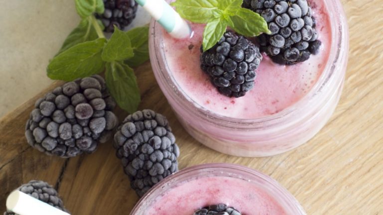 Fruchtiger Eiweiss Shake mit Brombeeren